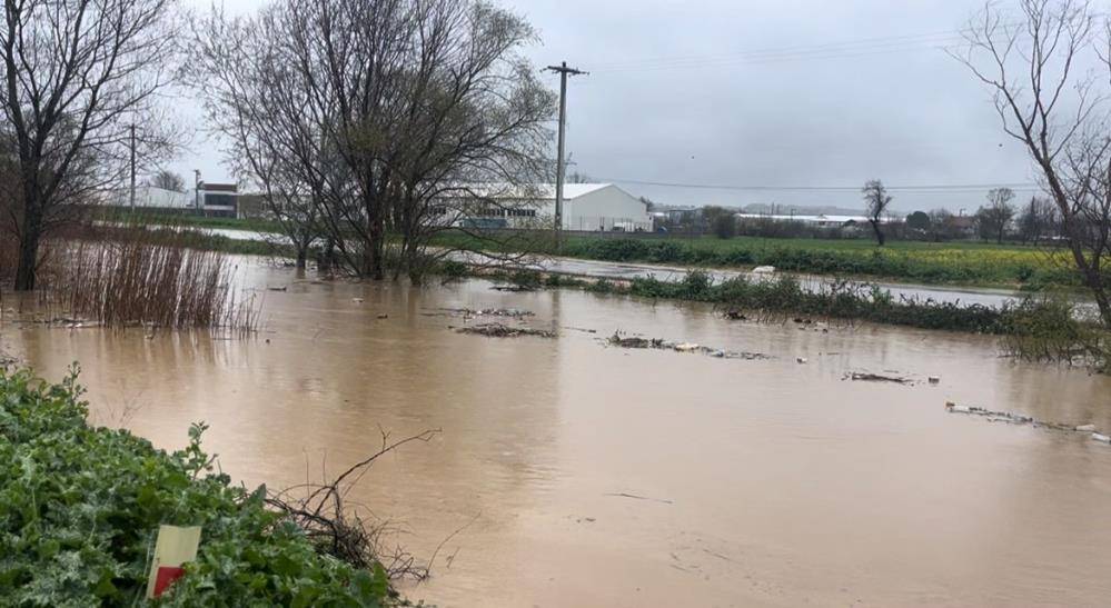 Bursa Ürünlü'de dere taştı tarım alanları su altında kaldı