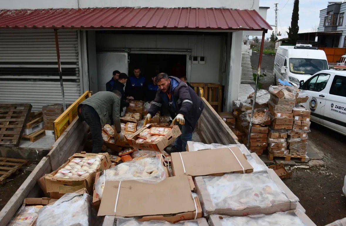 Siverek'te 50 ton bozulmuş tavuk ve ürünleri ele geçirildi
