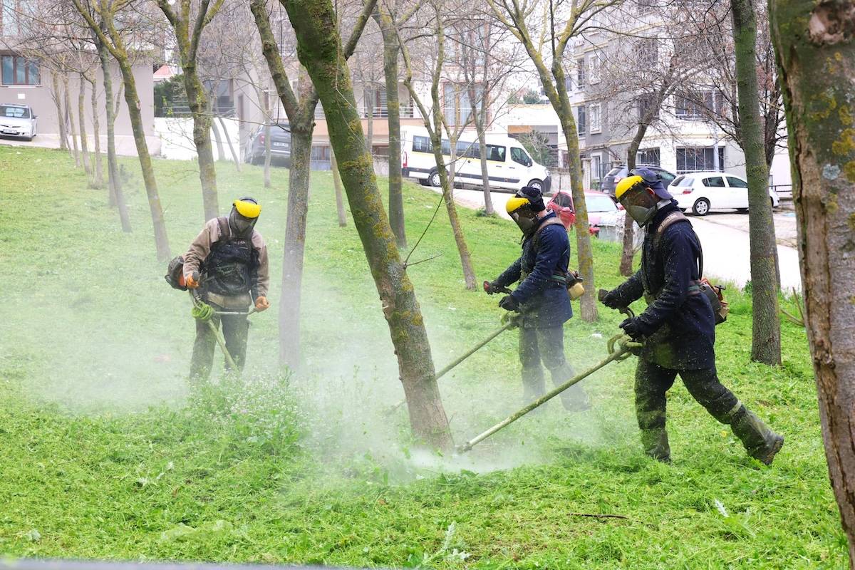 Osmangazi, yabani ot temizliğiyle yaza hazırlanıyor