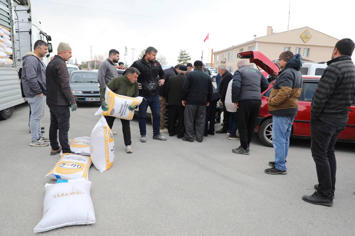 Konya Büyükşehirden 17 bin 450 kilogram aspir tohumu desteği