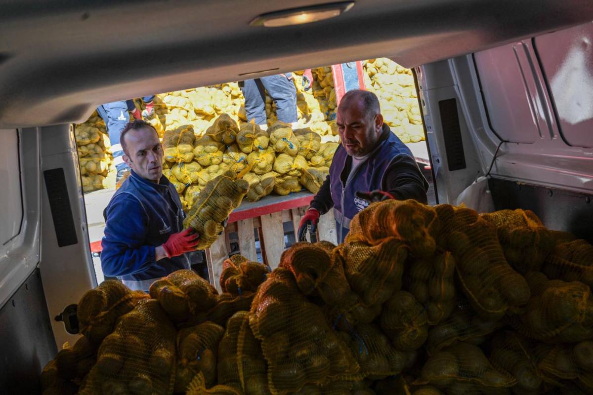 Çiftçiden alınan 300 ton patates dar gelirlilere dağıtılıyor