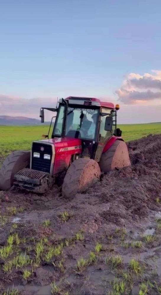 Traktörlerin tarlada çamurla imtihanı