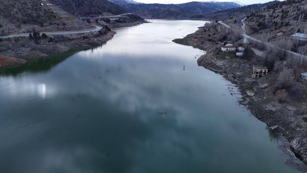 Kuraklıkla 14 yıl sonra ortaya çıkmıştı yine sulara gömüldü