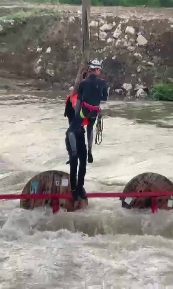 Traktör dereye devrildi 10 kişi vinçle kurtarıldı