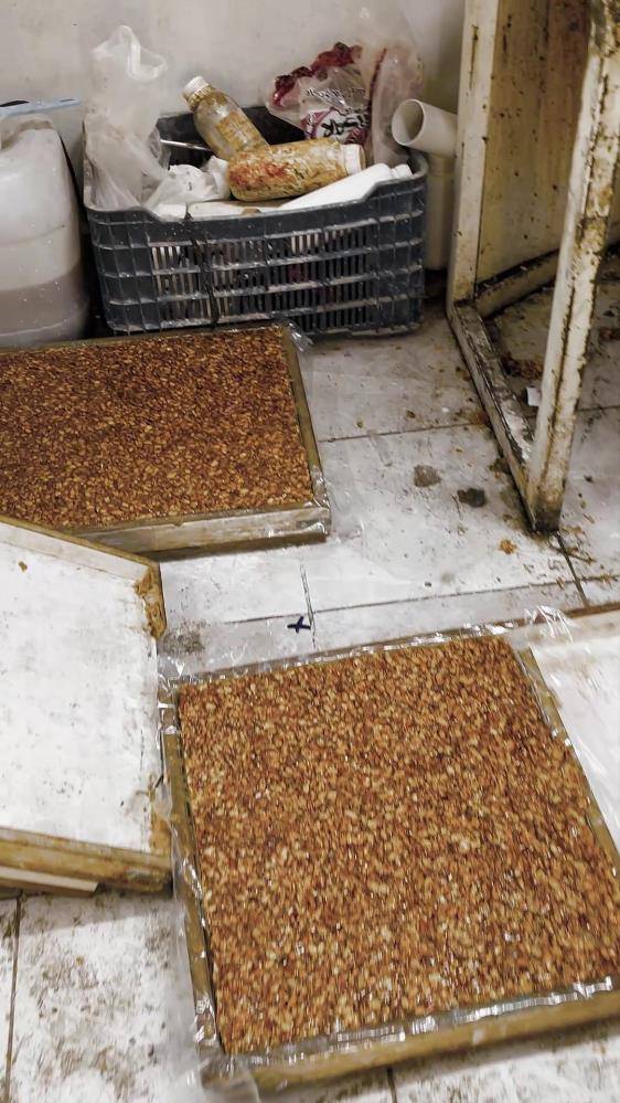 Zehir saçan lokum ve cezeryeleri bugüne kadar sattılar