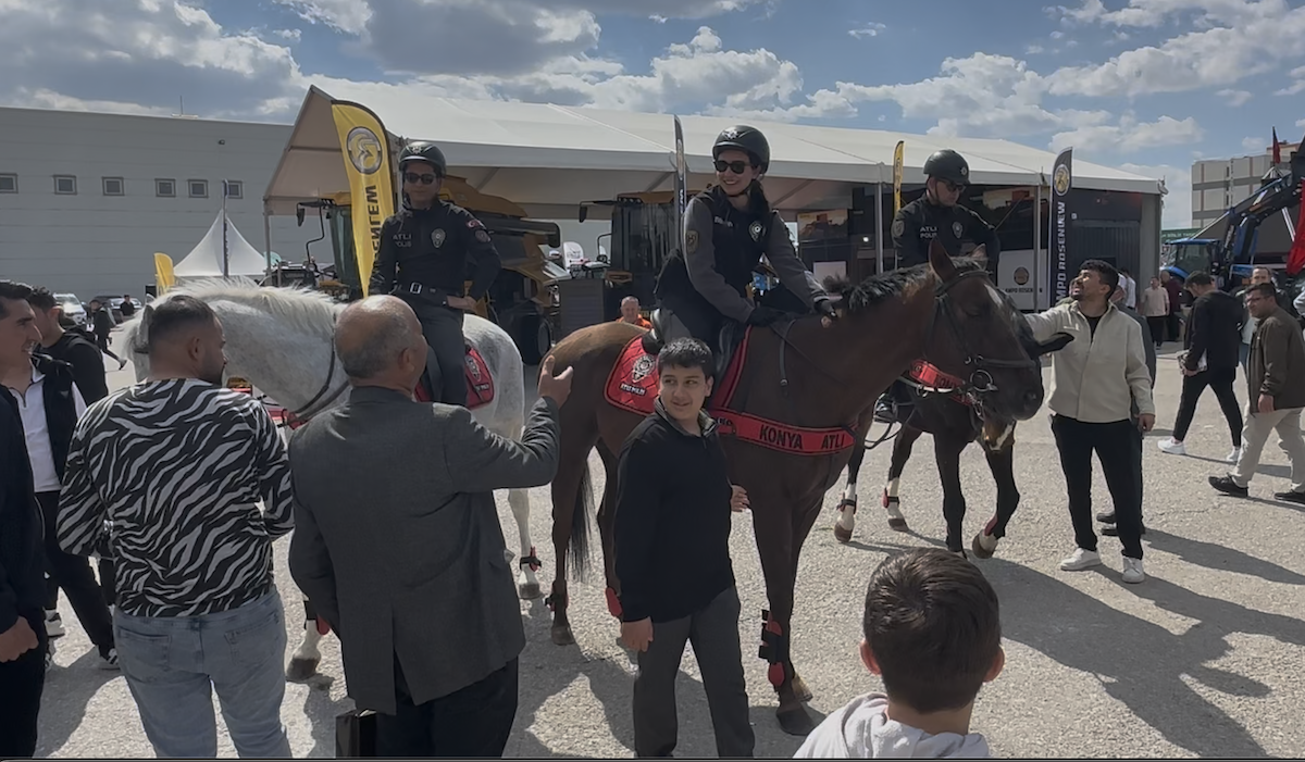 Atlı polis timi Konya Tarım Fuarı'nın gözdesi oldu