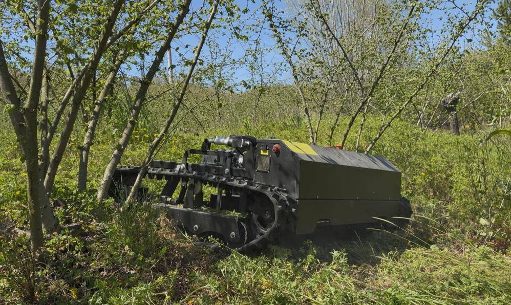 Bahçe otu sorununu 450 bin liraya ithal ettiği robotla çözdü