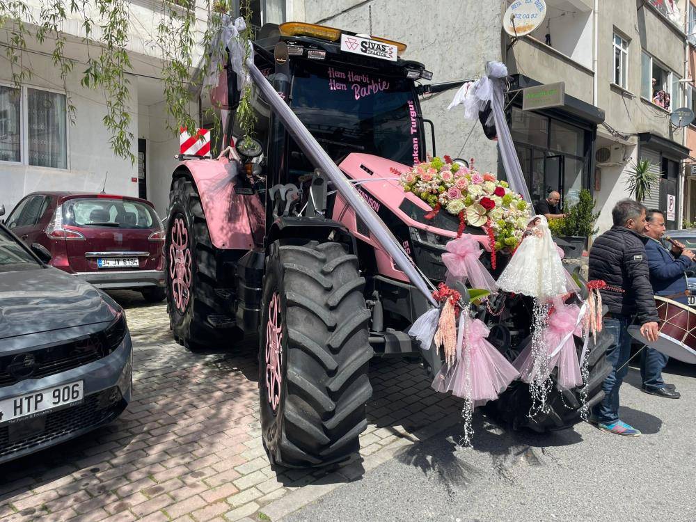 Sivaslı çiftçi İstanbul'dan gelini pembe traktörüyle aldı