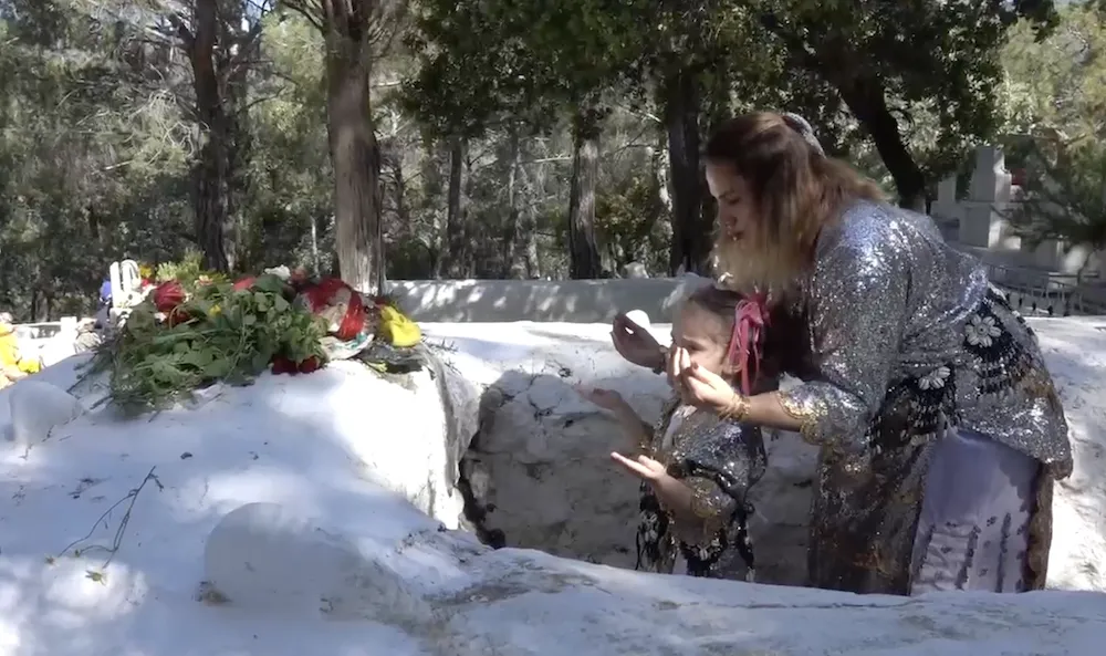 Mezar başında odun ateşinde kahve ve çay içtiler